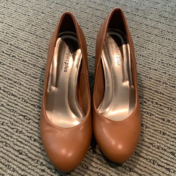 Camel brown round toe pumps